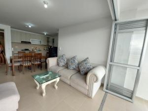- un salon avec un canapé et une table dans l'établissement Apartamento Aqualina Orange Decimo Piso 2 Habitaciones Vista a Montañas, à Girardot