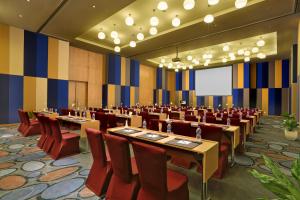 钦奈Novotel Chennai Sipcot的配有桌椅和屏幕的会议室 更多37张照片