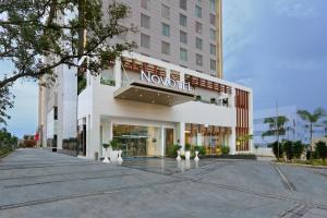 钦奈Novotel Chennai Sipcot的建筑前方有创新标志的建筑