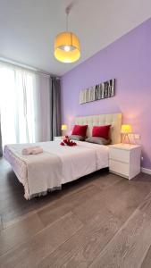 Apartamento Sants في برشلونة: غرفة نوم مع سرير أبيض كبير مع وسائد حمراء