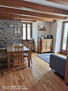 Affascinante appartamento ai piedi dell'ovovia في كورمايور: مطبخ وغرفة طعام مع طاولة وكراسي