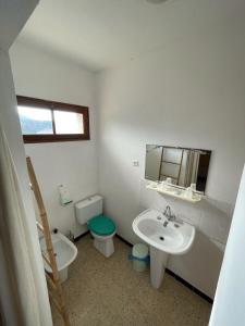 ガレリアにあるAuberge Galerisのバスルーム(洗面台、トイレ、鏡付)
