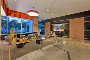 钦奈Novotel Chennai Sipcot的大堂设有餐桌,上面有食物