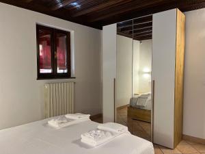 sypialnia z łóżkiem i lustrem w obiekcie B&B Ca' Cammello w mieście Ferrara