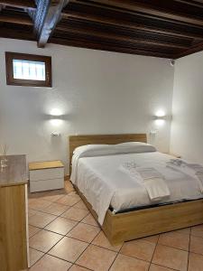 sypialnia z dużym łóżkiem w pokoju w obiekcie B&B Ca' Cammello w mieście Ferrara