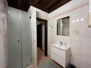 łazienka z białą umywalką i lustrem w obiekcie B&B Ca' Cammello w mieście Ferrara +12 zdjęć