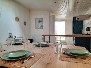 En restaurant eller et andet spisested på Le Cosy & Reposant, 3 étoiles, 6p, 7 min Océan & Plage,