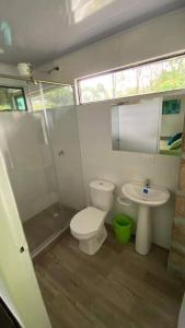 ห้องน้ำของ Moderna cabaña en medio de la naturaleza