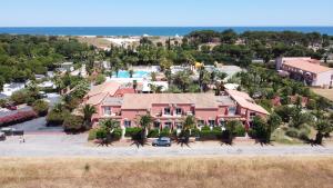 - une vue aérienne sur une maison avec un complexe dans l'établissement Résidence Antinéa, à Argelès-sur-Mer