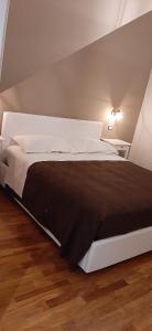 1 dormitorio con 1 cama grande en una habitación en Dimora Italia, en Campobasso