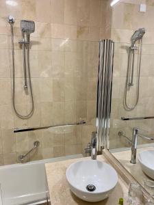 Hotel Derby Sevilla tesisinde bir banyo