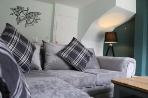 a living room with a couch and a lamp at Central Townhouse Tipton - Sleeps 8 - Ideal for Contractors & Families in Tipton