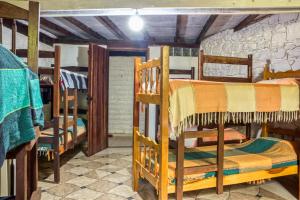 un grupo de literas en una habitación en Navio Hostel & Camping en Itacaré
