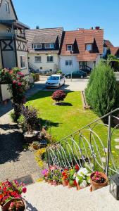 un ramo de flores en un patio con casas en Kassel Souterrain in Stadtnähe mit 2 Bädern und EV Lademöglichkeit, en Niestetal