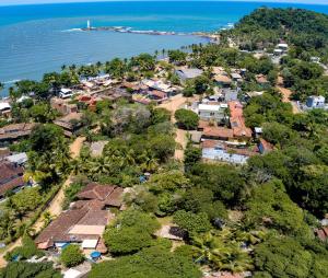 una vista aérea de un pueblo junto al océano en Navio Hostel & Camping en Itacaré