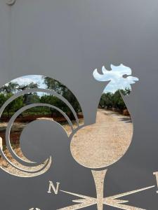 アルベロベッロにあるAria di Casa Country Resortの彫刻の上に鳥を乗せた手紙n