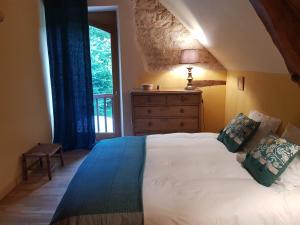 Postel nebo postele na pokoji v ubytování Le Moulin de Jules et Akasha