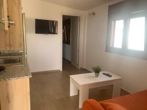 Televízia a/alebo spoločenská miestnosť v ubytovaní Apartamentos Villa Pirata Tarifa