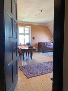 ein Wohnzimmer mit einem Tisch und einem Sofa in der Unterkunft Haus Kroneck-Salis Gästeappartement in Bad Iburg