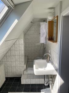 y baño con lavabo y bañera. en Haus Kroneck-Salis Gästeappartement, en Bad Iburg