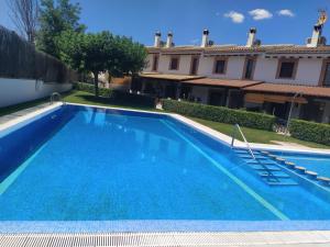 una gran piscina frente a una casa en Casa Rural Alamillo, en Luque