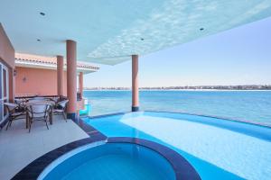 Swimming pool sa o malapit sa Golden Ocean Marina Hotel