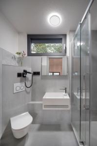 a bathroom with a toilet and a sink and a shower at Baumhaus im Vogelgesang in Heuchelheim-Klingen