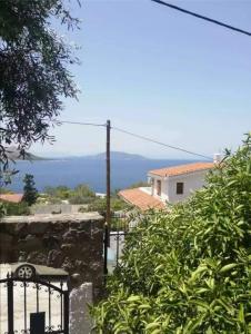 um portão para uma casa com vista para o oceano em Αίγινα εξοχική κατοικία em Aegenitissa