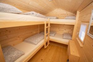 a bedroom with bunk beds in a wooden cabin at Počitniška hiška Skedenj in Deskle