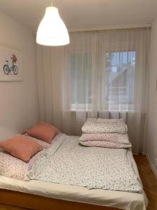 2 aparte bedden in een slaapkamer met een raam bij Ljus in Sopot