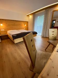 A bed or beds in a room at Apart Berghof Steinbock