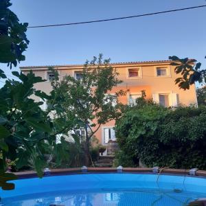 vista su un edificio e sulla piscina di Orange Cube Apartment - Self check in - Free parking a Fiume (Rijeka)