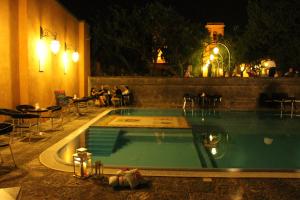 una piscina en un hotel por la noche en Castello di Casapozzano, en Aversa