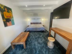 Cette chambre comprend un lit et une table. dans l'établissement Villa Hippocampe, à Sanary-sur-Mer