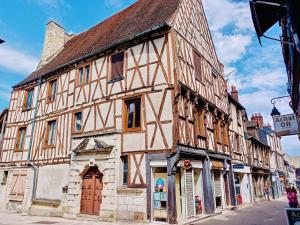 stary budynek na ulicy w mieście w obiekcie 2 pièces totalement rénové au cœur de Bourges w mieście Bourges