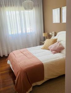 メアニョにあるTu hogar en el corazón de O Salnésのベッドルーム(大型ベッド1台、窓付)