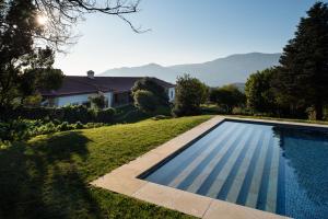 une piscine dans la cour d'une maison dans l'établissement Vinte-Quinta da Boavista, à Ponte de Lima