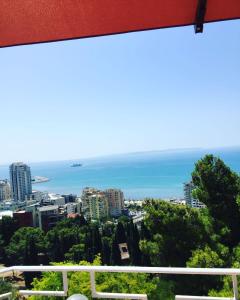 een balkon met uitzicht op de oceaan bij Jozi Kaiser Apartment 3 in Durrës