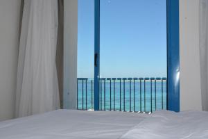 een slaapkamer met een bed en uitzicht op de oceaan bij La Casa Beach in Hurghada