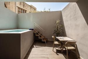 a house with a swimming pool and a table with a christmas tree at The Segond Hotel in Xagħra
