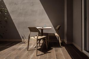 a table and two chairs in a room at The Segond Hotel in Xagħra