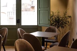 a room with chairs and a table and a window at The Segond Hotel in Xagħra