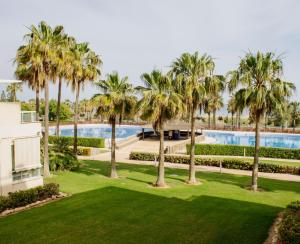 una vista aérea de un patio con palmeras y una piscina en The Perfect Front Beach, en Almerimar