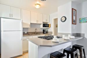 Kitchen o kitchenette sa Nautical Newport DuplexLower Unit