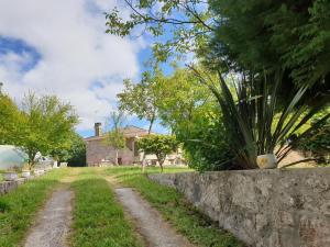 a stone wall in front of a house at LA CAMELIA in Pontevedra