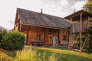 Cabaña de madera con porche y terraza en Landgut Moserhof, en Penk
