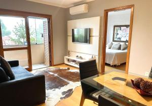 Una televisión o centro de entretenimiento en Locflat Mirante 211 Centro Gramado