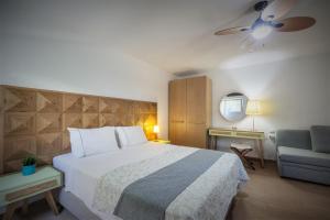 ein Hotelzimmer mit einem Bett und einem Stuhl in der Unterkunft Xasteria in Velika