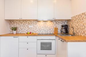 Kuchyň nebo kuchyňský kout v ubytování Adris apartments