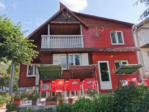 ゲオルゲニにあるCabana Silviaの赤い家